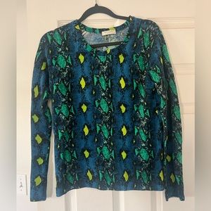 Equipment Femme Small Cashmere sweater - snake print color; green, blue, black